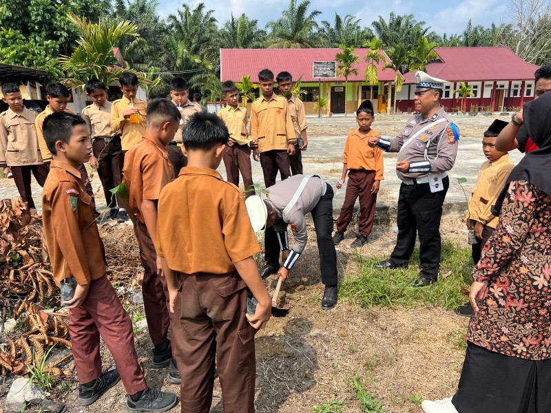 *Polsek Bandar Sei Kijang Laksanakan Kegiatan Police Go to School dan Sosialisasi Green Policing di SMPN 003 Bandar Sei Kijang*