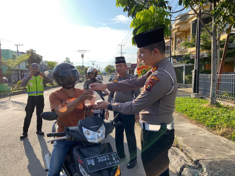 Kasat Lantas Polres Kuansing AKP Sandy H Sibarani, Berbagi Takjil Kepada Pengendara