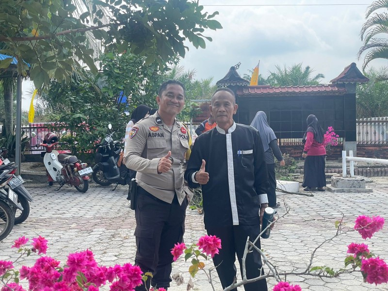 *Bhabinkamtibmas Lubuk Ogung Laksanakan Gotong Royong Bersama Pemdes dalam Rangka Persiapan HUT Desa ke-20*