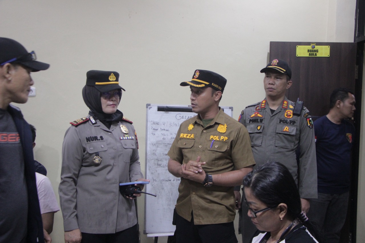 Respon Laporan Masyarakat, Polsek Payung Sekaki Gandeng Satpol PP Tertibkan Warung Remang-remang