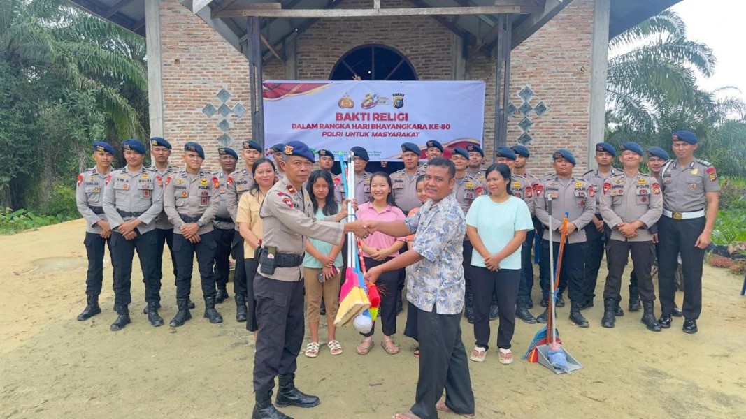 Sambut HUT Bhayangkara ke-80, Batalyon B Pelopor Brimob Riau gelar bakti religi dan Salurkan Bantuan Pembangunan rumah ibadah