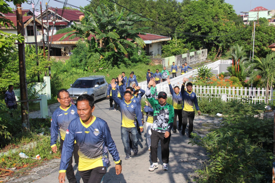 Jaga Kebugaran Petugas, Kalapas Ajak Jajarannya Jalan Santai