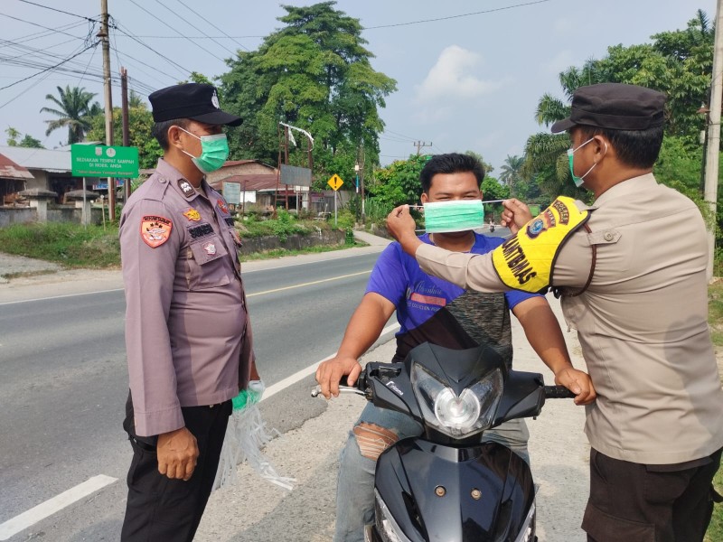 Polsek Bandar Sei Kijang Bagikan Masker ke Pengguna Jalan Antisipasi Dampak Karhutla
