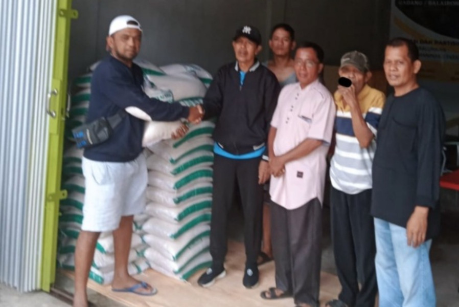 Gerak Cepat, Tim Arisal Aziz Foundation Berikan 1 Ton Beras Kepada Korban Banjir dan Longsor di Maninjau