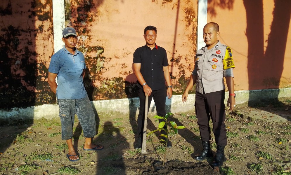 Polsek Bandar Sei Kijang Kembali Tanam Bibit Pohon Manggis Dukung Program Kelestarian Alam Kapolda Riau