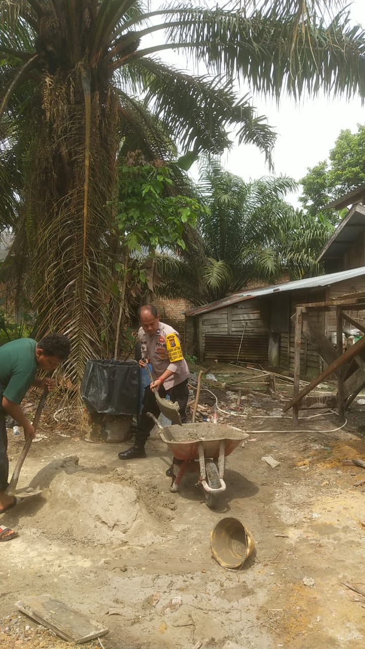 *Bhabinkamtibmas Kelurahan Sekijang Bantu Pembangunan Rumah Anak Yatim Piatu*