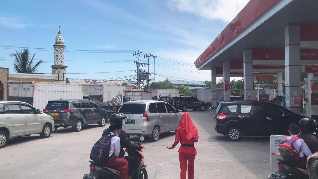 BBM Langka Di Sejumlah SPBU Pekanbaru, Antrean Panjang Bikin Macet