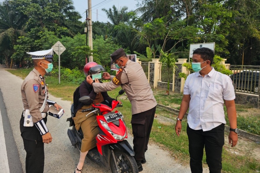 Peduli Kesehatan, Polsek Bandar Sei Kijang Kembali Bagikan Masker Gratis di Lintas Timur