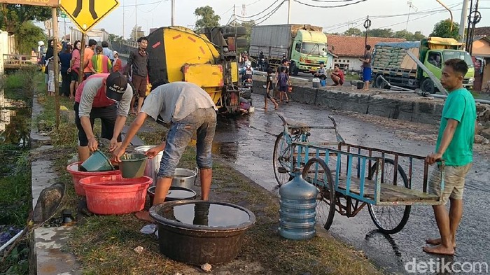 Truk Tangki Bermuatan Minyak Terguling, Warga Berebut Tumpahan
