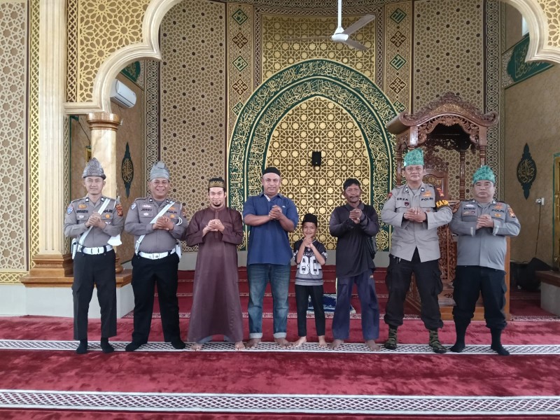 JUM'AT CURHAT, POLSEK BANDAR SEI KIJANG TAMPUNG ASPIRASI WARGA DI MASJID NURUL IMAN KM 34