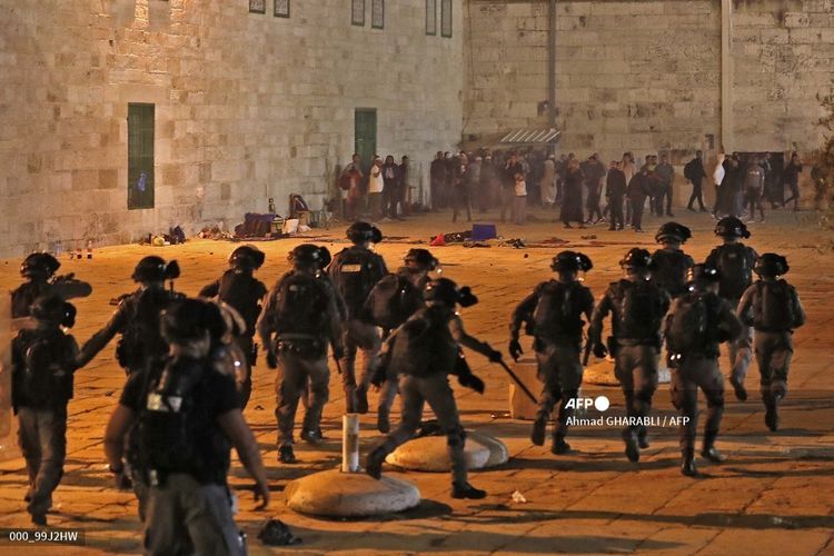 Sebanyak 136 Orang Warga Palestina Terluka Akibat Bentrok Dengan Polisi Israel di Masjid Al - Aqsa