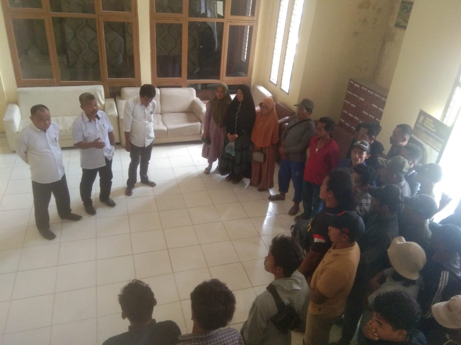 Terbukti !!! Ramai - Ramai Warga Desa Sungai Harapan Datangin Kantor Camat Kampar Kiri Tuntut Kades mundur