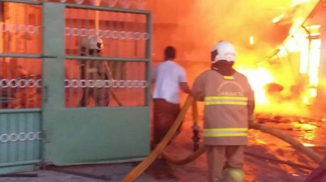 Ditinggal Pemilik Mudik, 2 Gudang Plastik di Cakung Terbakar
