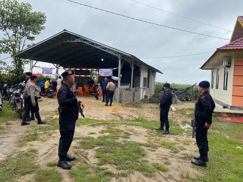 Ciptakan Kondusifitas, Brimob Polda Riau BKO Polres Kuantan Singingi Gelar Patroli