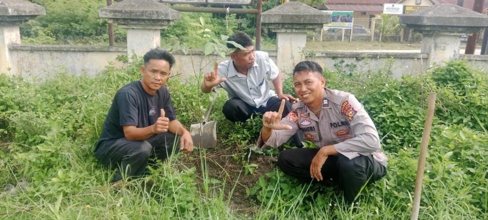 Polsek Bandar Sei Kijang Gelar Aksi Green Policing: Tanam Bibit Matoa di Pasar Sei Kijang