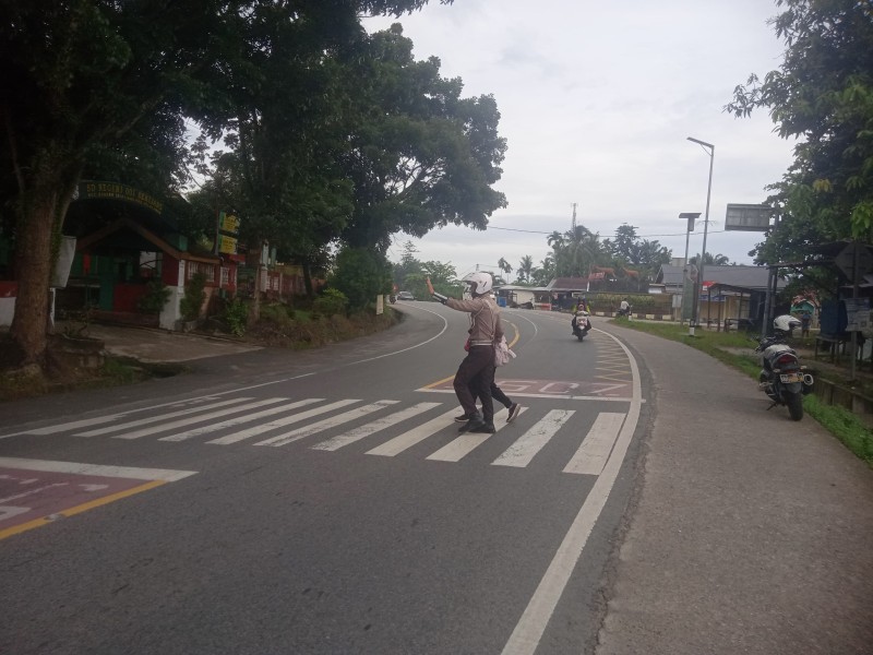 Polsek Bandar Seikijang Laksanakan Pengaturan Arus Lalu Lintas Pagi dan Menyebrangkan Anak Sekolah SDN 001