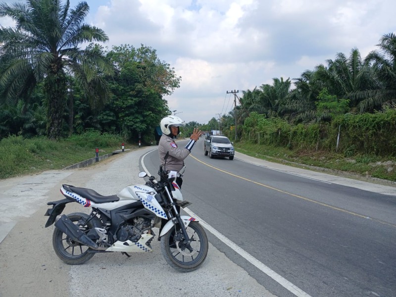 *Unit Lantas Polsek Bandar Sei Kijang Laksanakan Patroli dan Pengaturan Arus Lalu Lintas*