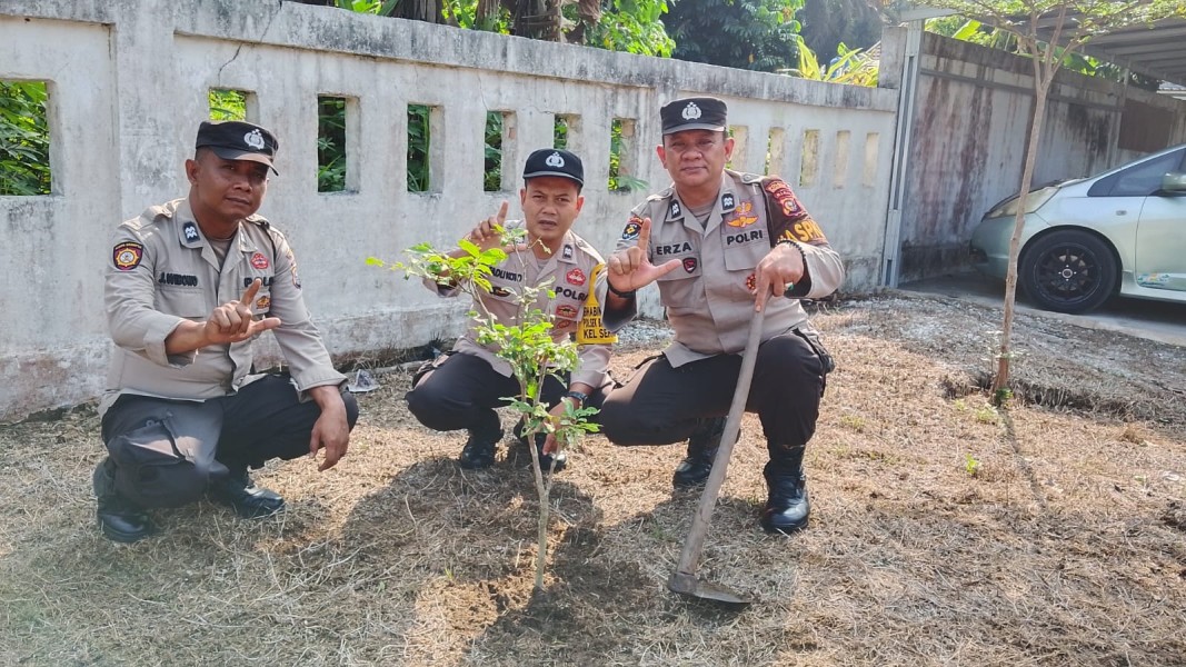 Polsek Bandar Sei Kijang Tanam Pohon Kelengkeng Dukung Program Kelestarian Alam Kapolda Riau