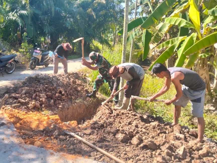 Babinsa Koramil 0321-05 / RM dan Warga Goro Pembuatan Gorong Gorong Paret di Desa Karya Mukti