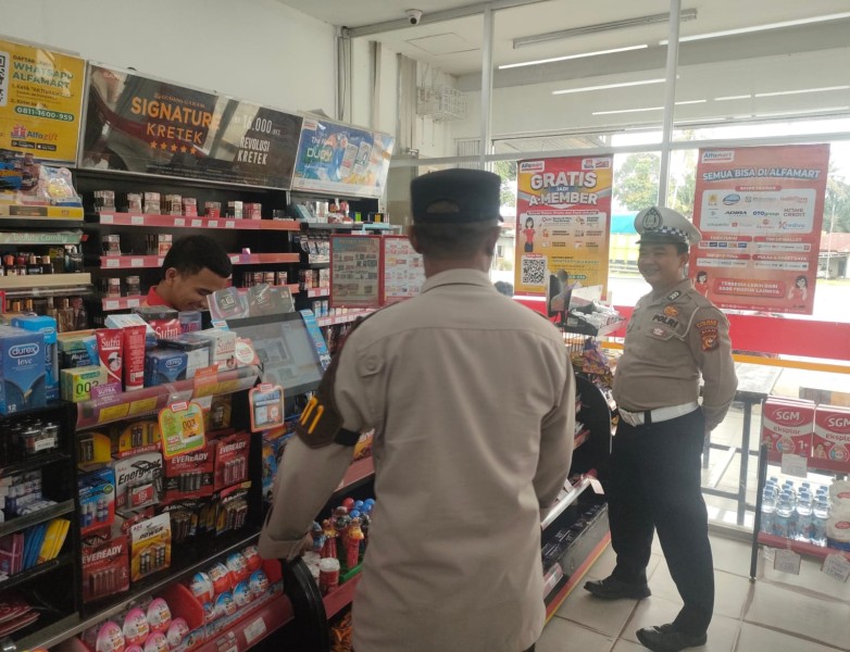 Polsek Bandar Sei Kijang Kembali Laksanakan KRYD, Himbauan Kepada Pegawai Toko Untuk Menjaga Keamanan