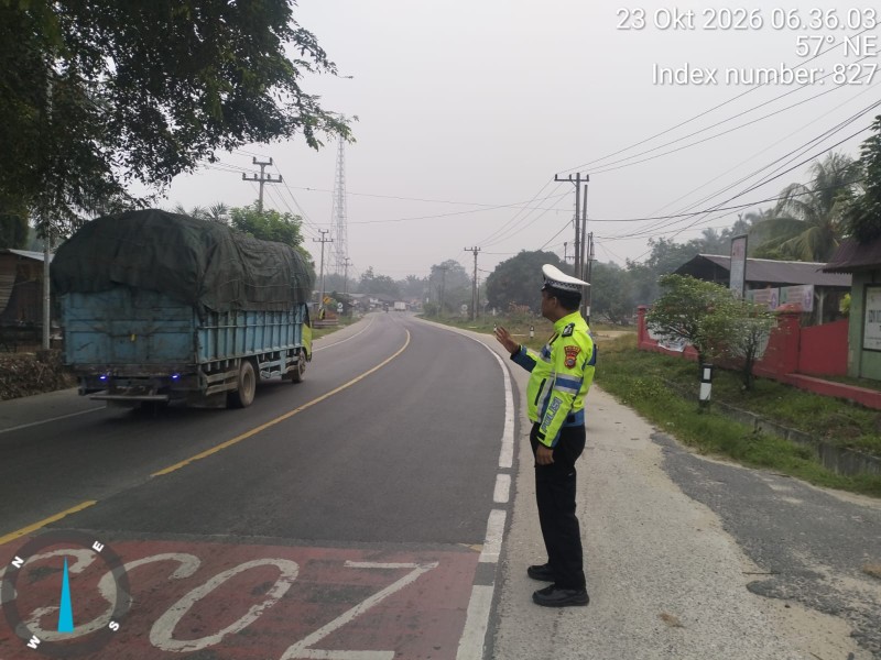 POLSEK BANDAR SEI KIJANG LAKSANAKAN PATROLI PREVENTIF DAN PENGATURAN ARUS LALU LINTAS DI JALINTIM KM 25