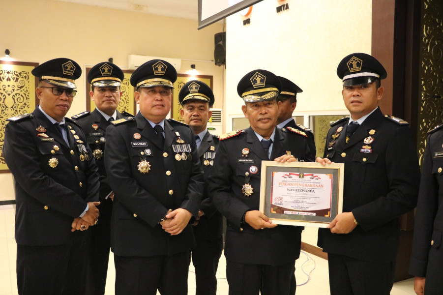 Kemenkumham Riau Serahkan Penghargaan Pada Petugas Pemasyarakatan Berprestasi Saat Syukuran HBP Ke - 59