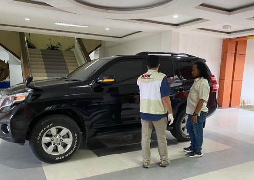 KPK Geledah Kantor Bupati Inhu, Mobil Dinas Ikut Diperiksa