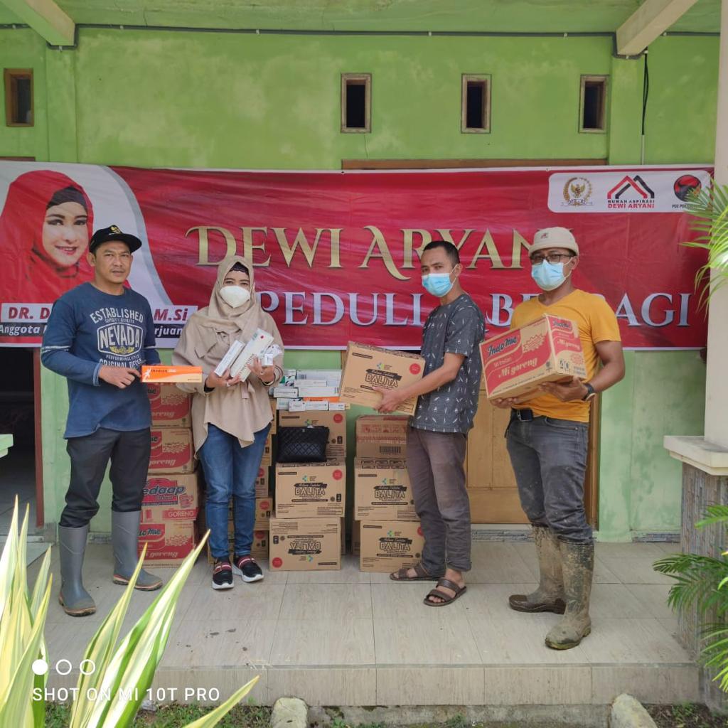 Dewi Aryani Serahkan Logistik dan Obat-obatan untuk Pengungsi Korban Banjir Desa Kalierang Brebes