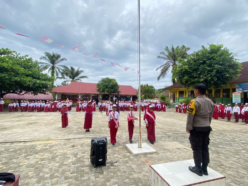 Bhabinkamtibmas AIPDA ASPAN Laksanakan Police Go To School dan Upacara Senin Pagi di SD Negeri 004 Desa Lubuk Ogung