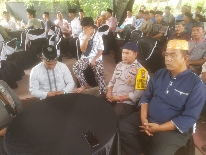 *Bhabinkamtibmas Polsek Bandar Sei Kijang Hadiri Aqiqah Anaknya Warga Kelurahan Sekijang*