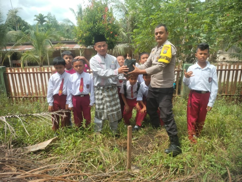 *Polsek Bandar Sei Kijang Laksanakan Penanaman Bibit Pohon dalam Rangka Penghijauan Lingkungan*