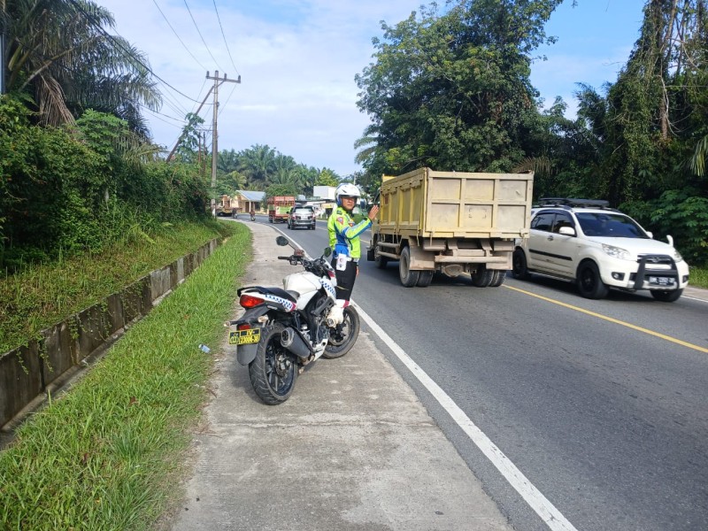 Unit Lantas Polsek Bandar Sei Kijang Kembali Laksanakan Patroli dan Pengaturan Arus Lalu Lintas di Daerah Rawan Kecelakaan