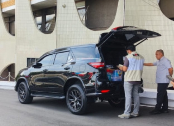 KPK Geledah Mobil Dinas Plt Gubernur dan Sekdaprov Riau, Bawa Sejumlah Dokumen Penting