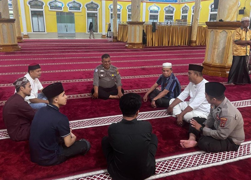 MELALUI GERAKAN SAJADA, POLSEK BANDAR SEI KIJANG KEMBALI PERKUAT HUBUNGAN DENGAN MASYARAKAT DI MASJID NURUL IMAN