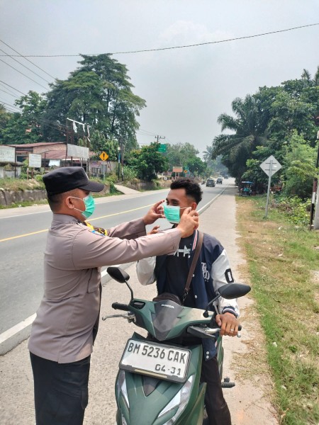 Polsek Bandar Sei Kijang Bagikan Masker Gratis ke Pengguna Jalan Antisipasi Dampak Asap Karhutla