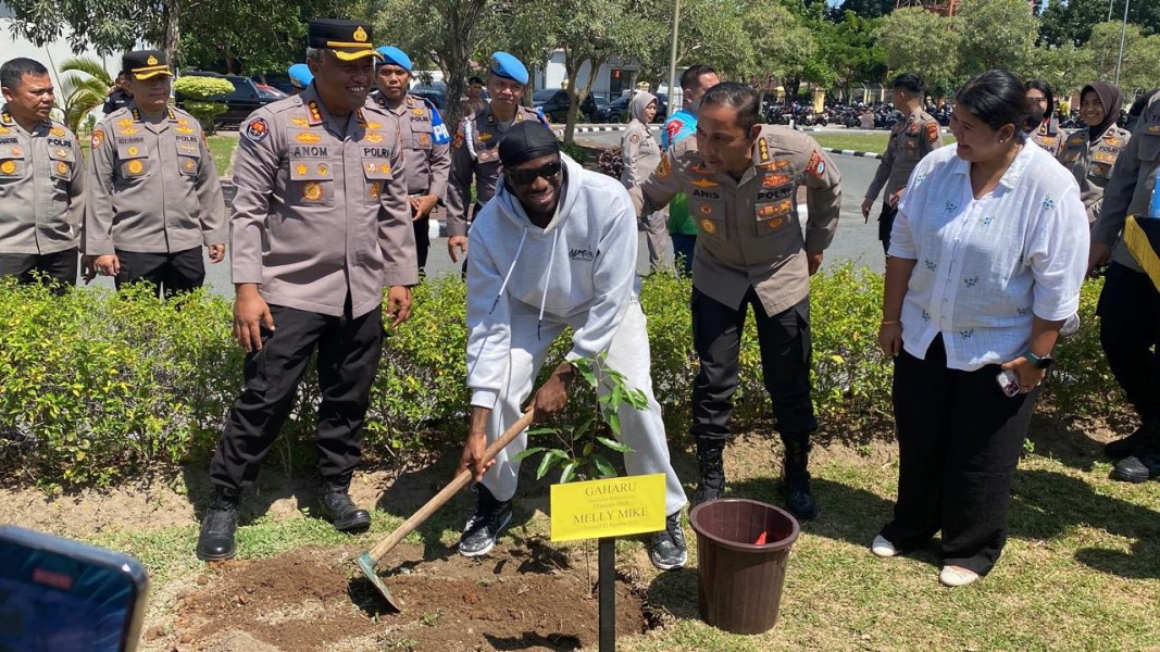 Green Policing, Melly Mike Menanam Pohon Gaharu di Halaman Mapolda Riau