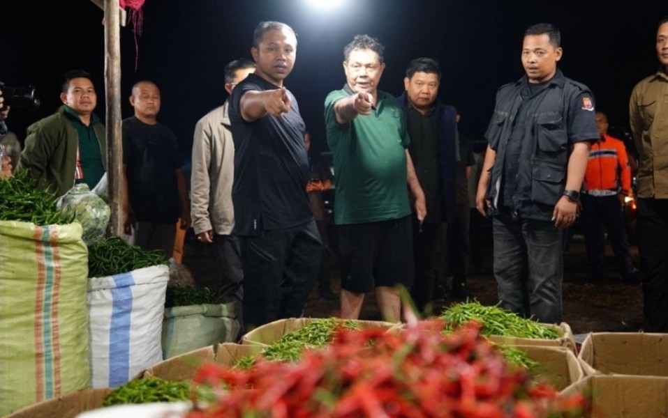 Pantau Harga Pangan, Gubri Abdul Wahid Blusukan Dini Hari di Pasar Induk