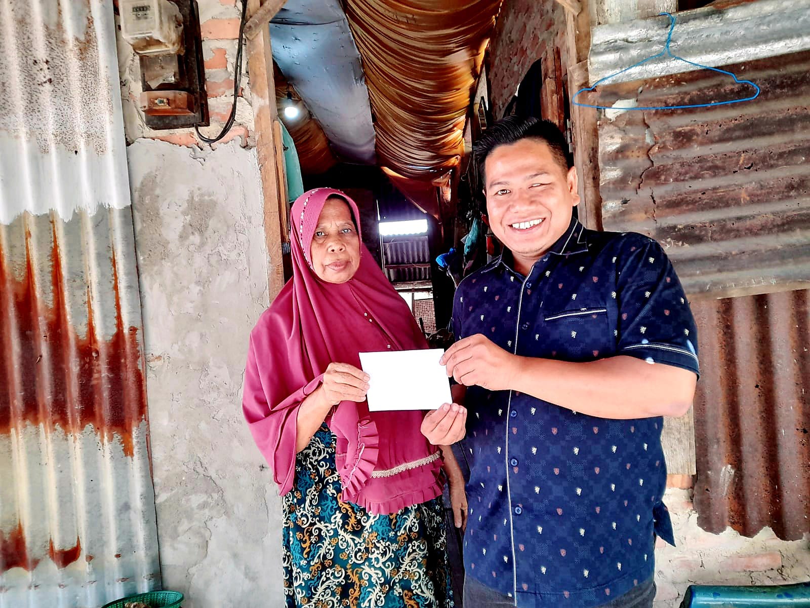 Warga Cik Ditiro Gembira, Aprianto Ketua PW MOI Pekanbaru Gelar Bakti Sosial Bantuan Lansung Tunai Secara Door to Door
