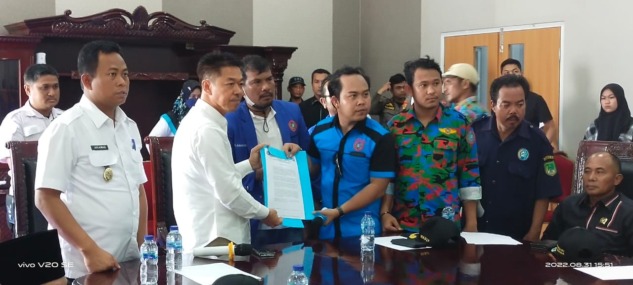 Bupati Rohil Terima Masa Aksi F.SPTI Kubu Fuad