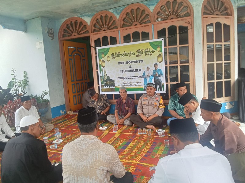 Bhabinkamtibmas Desa Simpang Beringin Hadiri Syukuran Pemberangkatan Haji Warga, Wujud Polri Hadir di Tengah Masyarakat