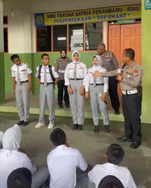 Dirlantas Polda Riau Gelar Program Police Goes To School di SMK Taruna Satria Pekanbaru