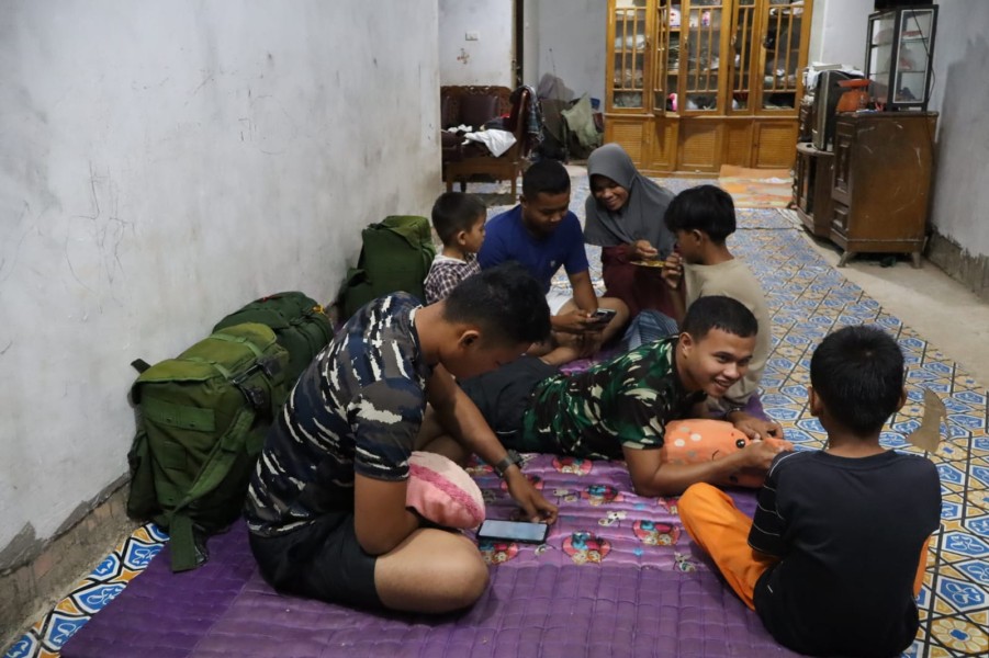 Bercanda dengan Anak-Anak Warga, Satgas TMMD ke-127 Bangun Kedekatan dari Hati