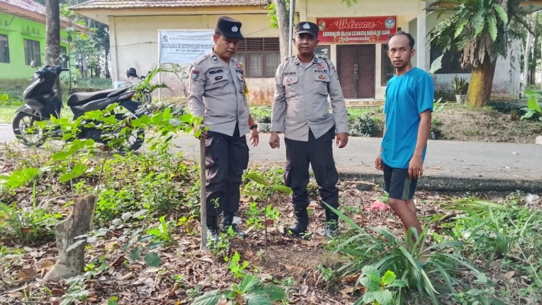 Polsek Bandar Sei Kijang Tanam Pohon Lengkeng Dukung Program Kelestarian Alam Kapolda Riau