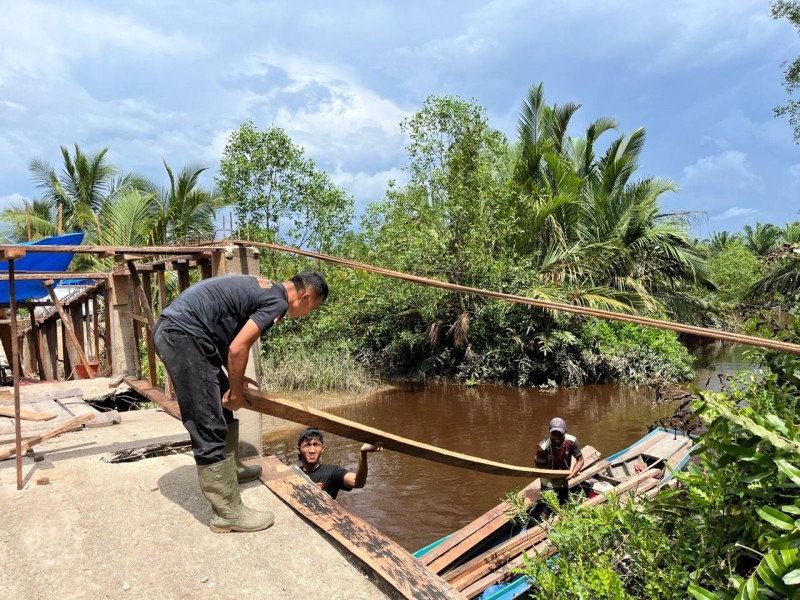 Progres 45 Persen, Satgas Brimob Polda Riau Rakit Kerangka Balok Jembatan di Batang Tuaka Inhil
