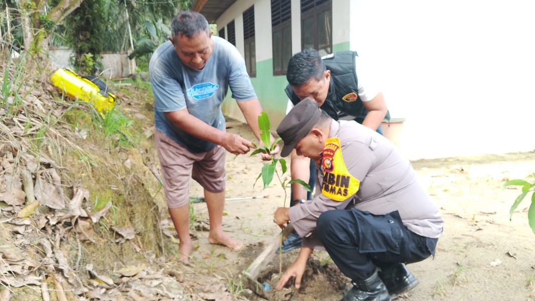 Polsek Bandar Sei Kijang Tanam Pohon Mangga dan Alpukat Dukung Program Kelestarian Alam Kapolda Riau