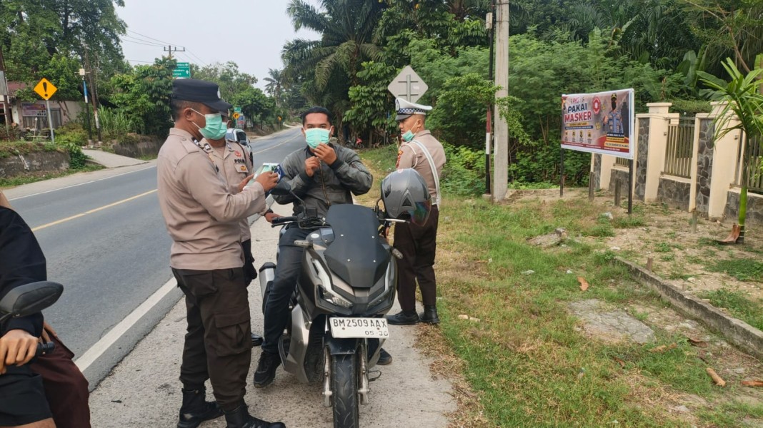 Polsek Bandar Sei Kijang Bagikan Masker Gratis di Jalan Lintas Timur Antisipasi Dampak Asap Karhutla