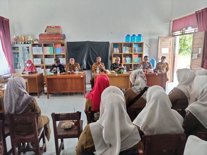 FORKOMPIMCAM Bandar Sei Kijang Jadi Pembina Upacara di SMPN 04, Tekankan Anti-Bullying dan Penghijauan