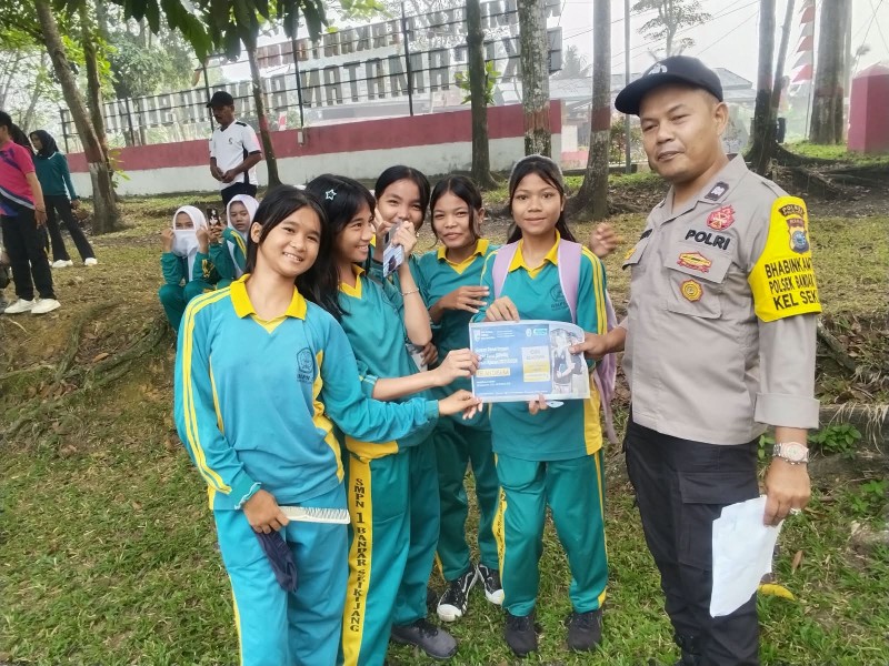 Bhabinkamtibmas Kel. Sekijang Sosialisasikan SMA Kemala Taruna Bhayangkara di SMPN 1 Sekijang