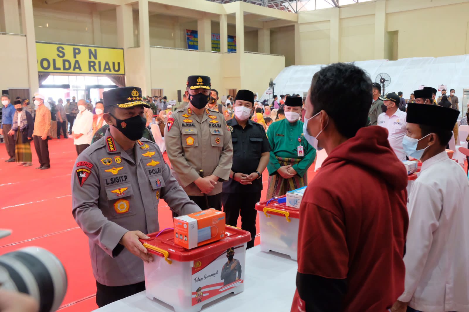 Tinjau Vaksinasi Massal di SPN Polda Riau, Kapolri: Diperlukan Sinergitas Seluruh Stakeholder Untuk Pengendalian Covid-19