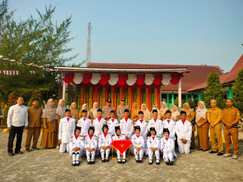 Kapolsek Bandar Sei Kijang Jadi Pembina Upacara di SMAN 1, Tekankan Peran Bhuwana Lestari Jaga Lingkungan